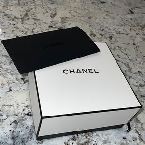 Chanel box w/ receipt sleeve , medium size